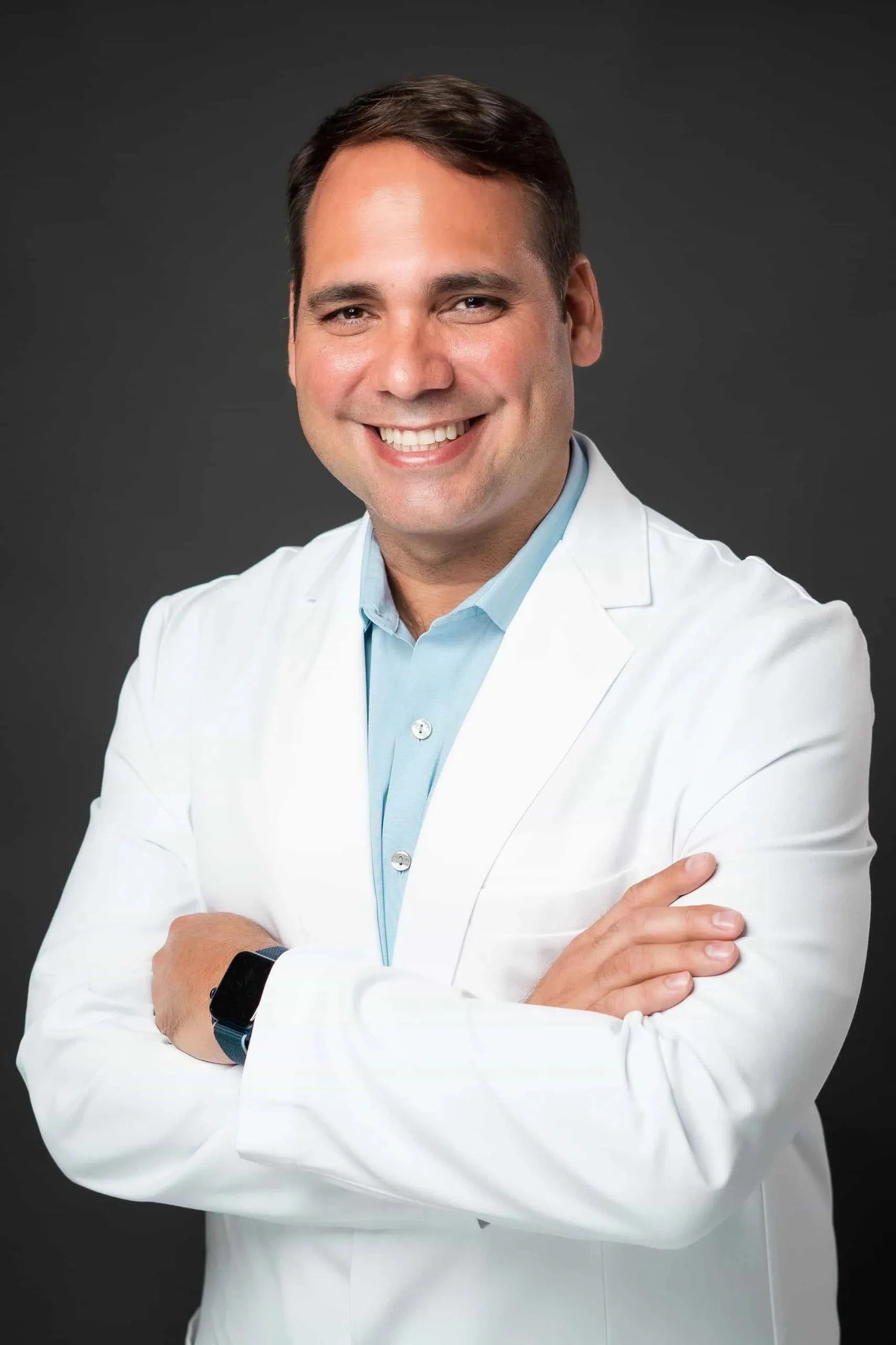 Retrato del Dr. Lázaro con bata blanca