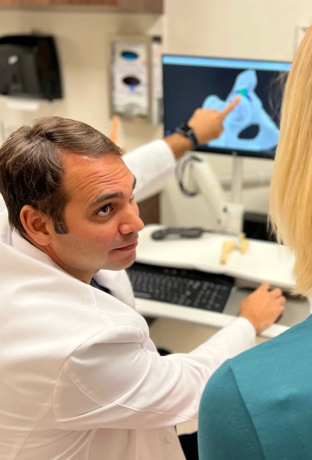 El Dr. Lázaro revisando un modelo 3D de la cadera en pantalla