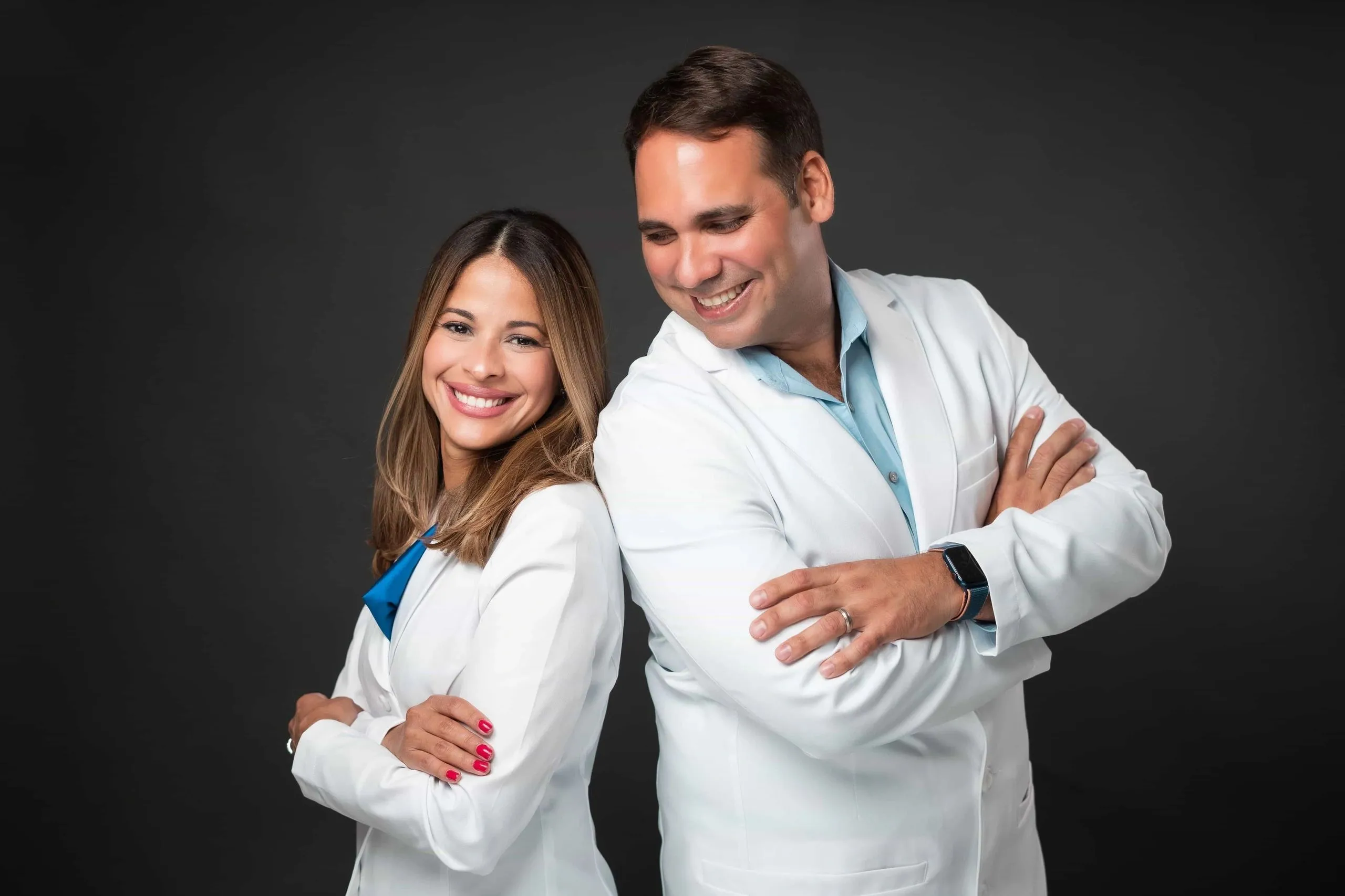 El Dr. Lázaro junto a una colega médica