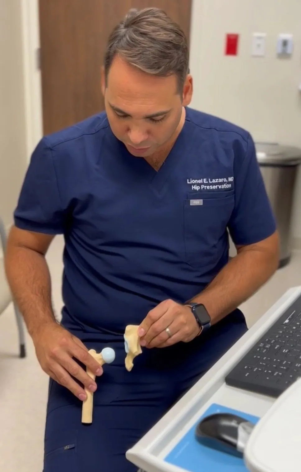 El Dr. Lázaro sostiene un modelo de hueso para explicar una lesión