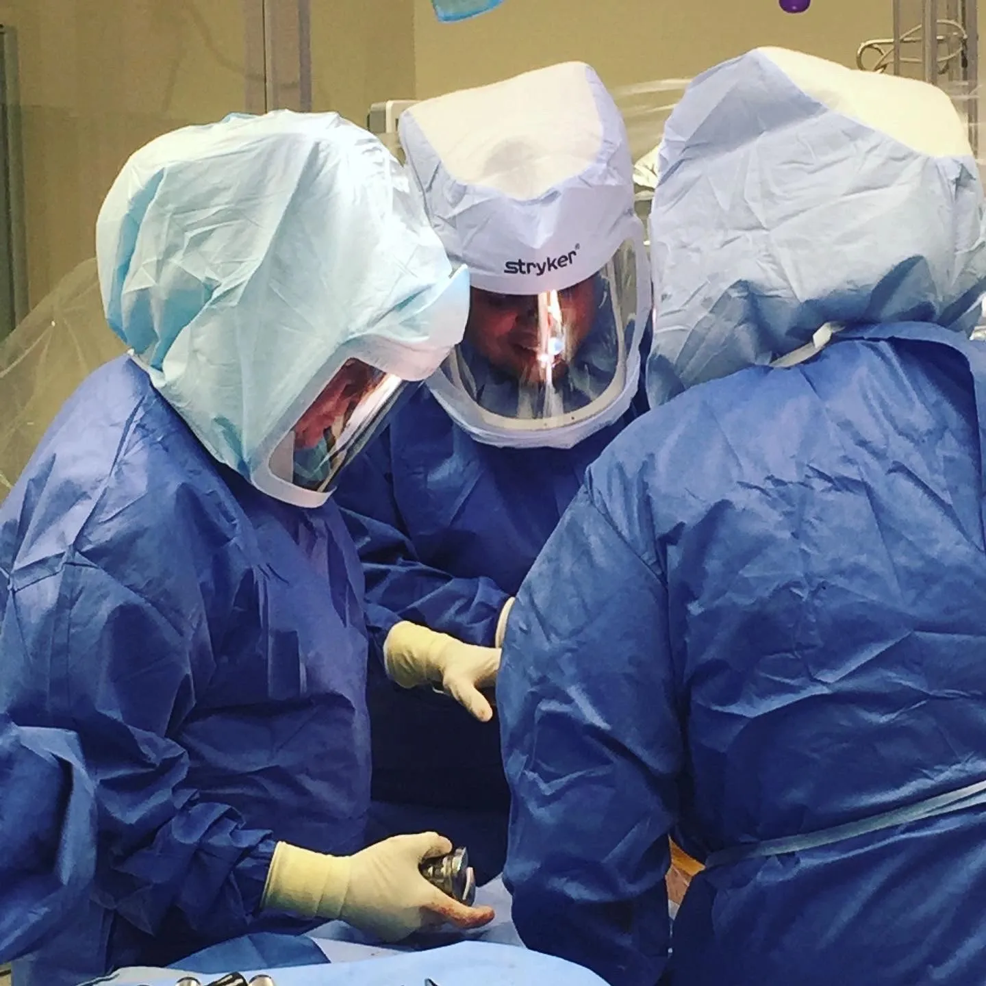 Equipo quirúrgico con trajes protectores durante un reemplazo articular